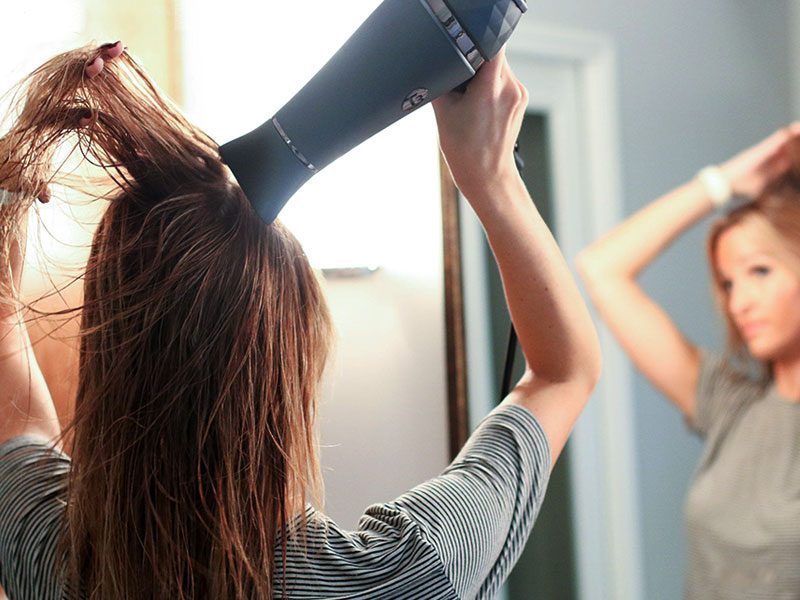 ۸ اشتباه رایج خانم‌ها در مراقبت از مو (۲)